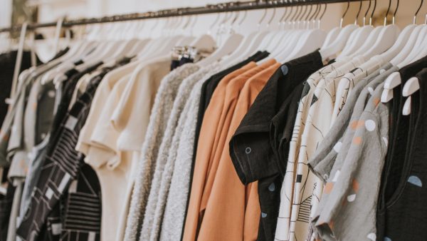 kledingstukken 'Shop 'till you drop', drie vrouwen stelen 160 kledingstukken in Amsterdam