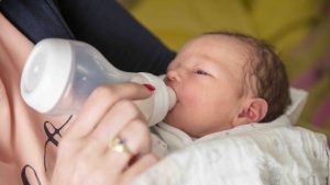 Thumbnail voor Onderzoekers waarschuwen voor gebruik plastic flesje bij babyvoeding