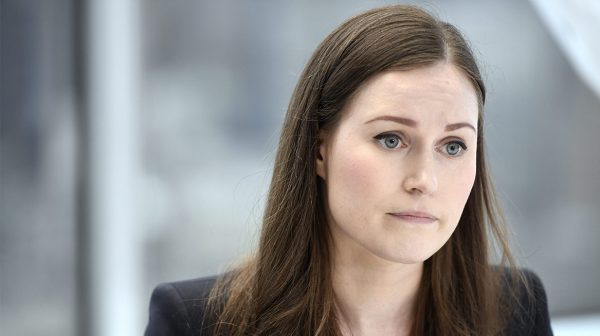 Finse Premier poseert volgens critici 'te naakt', vrouwen springen op de bres met hashtag