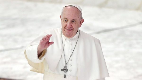 Paus Franciscus geeft vakantiegangers die lockdowns ontvluchten veeg uit de pan