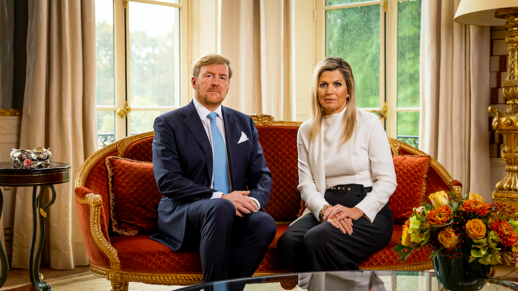 Excuses koning in krantenkoppen 'historisch' en 'zeldzaam deemoedig' genoemd