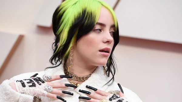 Billie Eilish spoort fans aan te stemmen- 'Stem die oranje man weg'_