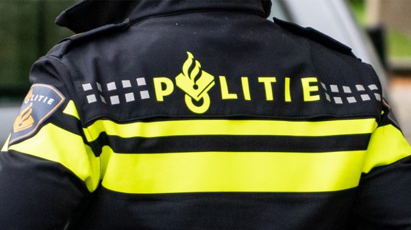 Politie bekeurt feestende jongeren in sauna op wielen in Hengelo