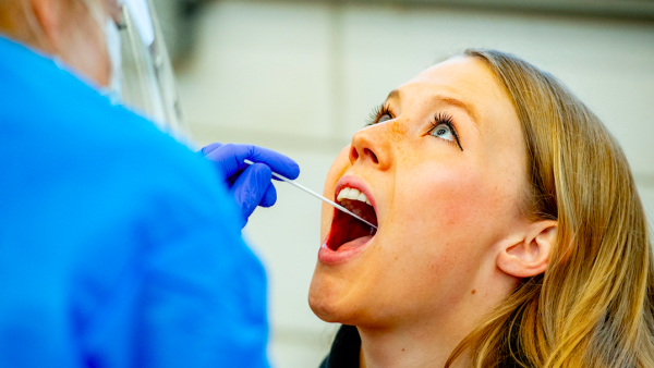 Besmettingen rijzen de pan uit: aantal positieve tests stijgt vermoedelijk tot boven 300.000