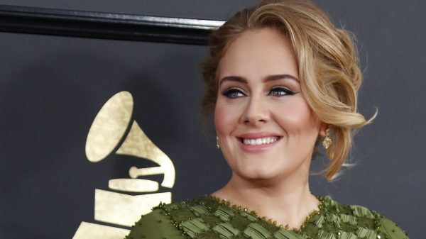 Adele vol grappen in 'Saturday Night Live': 'Ik heb de helft van mezelf meegenomen'
