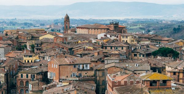 italiaans stadje biedt geld inwoners