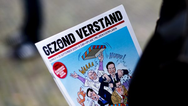 complotblad 'Verkoop complotblad mag, maar wel naast Fabeltjeskrant', zegt minister