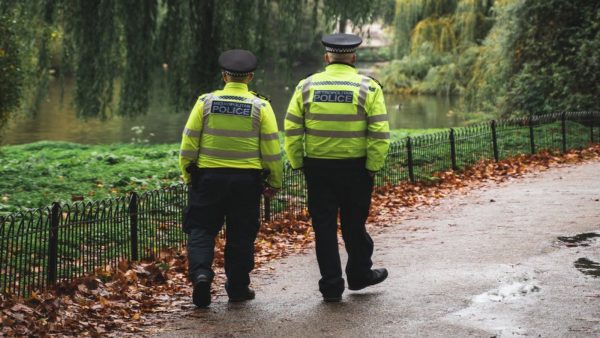 Britse moeder en zoon zitten wekenlang dood op de bank