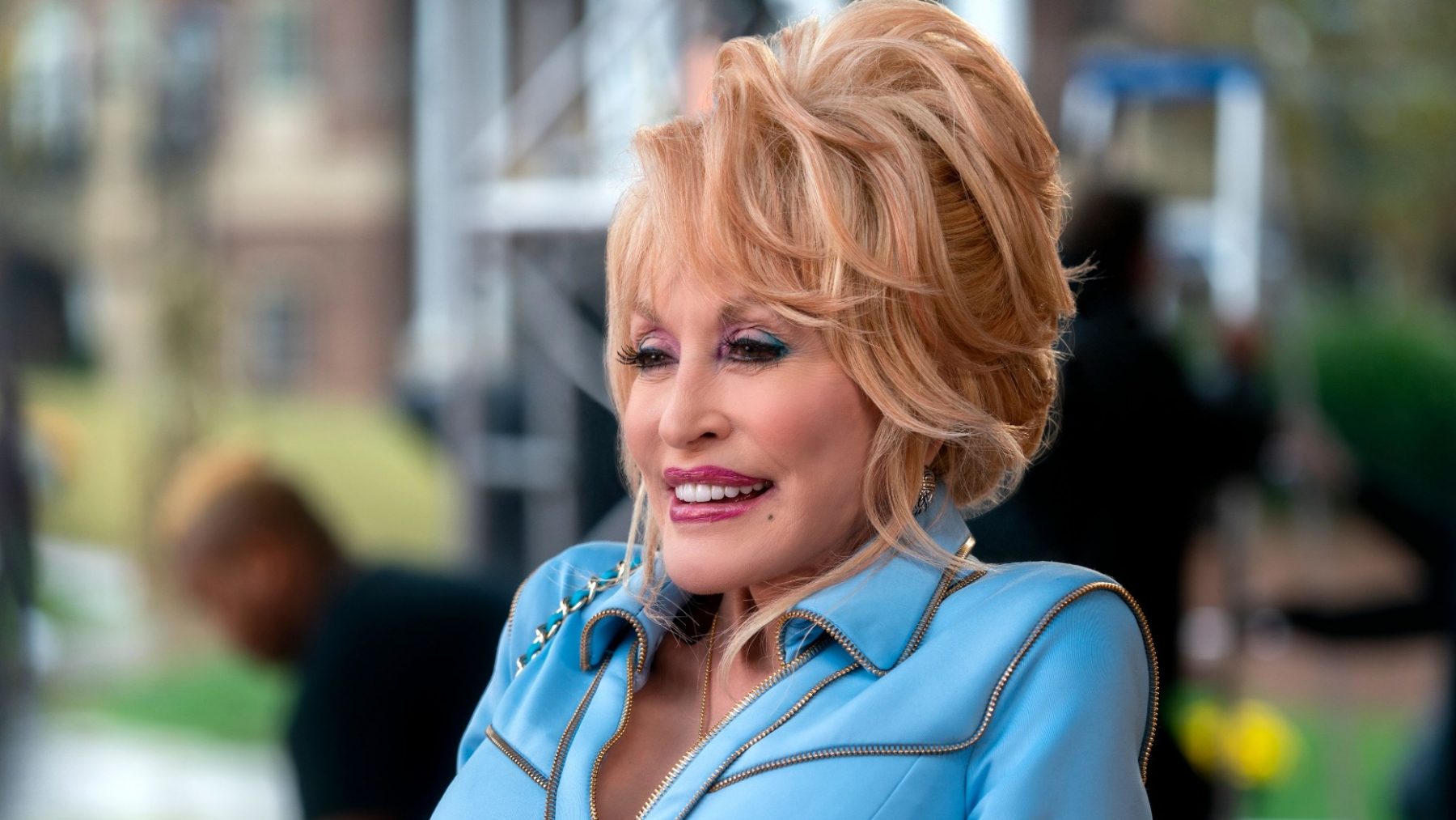 Dolly Parton bewijst dat ze een 'self made woman' is (en over zelfspot beschikt)