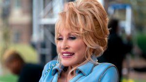 Dolly Parton bewijst dat ze een 'self made woman' is (en over zelfspot beschikt)