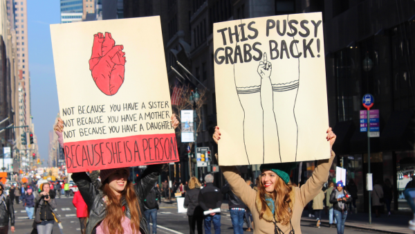 Vrouwen met protestborden voor gelijkheid.