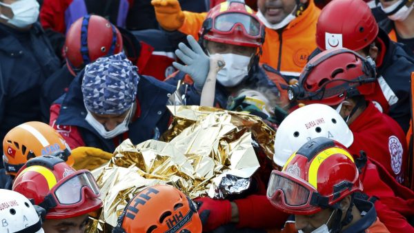 Meisje (3) na 65 uur gered onder puin na aardbeving in Izmir