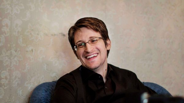 Edward Snowden wordt vader en vraagt Russische nationaliteit aan