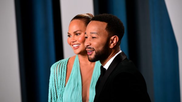 Vrienden Chrissy Teigen en John Legend doneren bloed ter ere van overleden zoon Jack