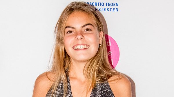 Gravin Eloise houdt zich (weer) niet aan coronaregels, dit keer tijdens rijles