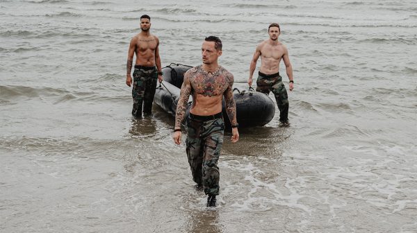 Sixpacks en uniformen: Korps Mariniers lanceert nóg een sexy kalender