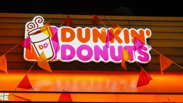 For the love of donuts: stel trouwt in de drive-through van Dunkin' Donuts