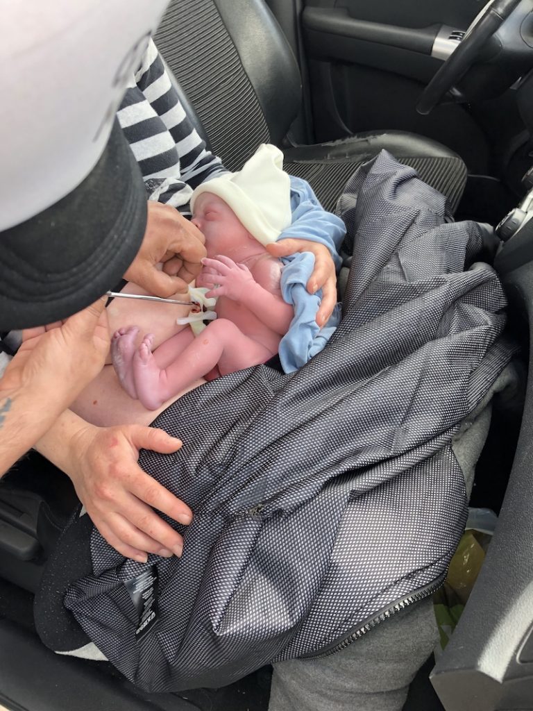 Mace na de bevalling in de auto