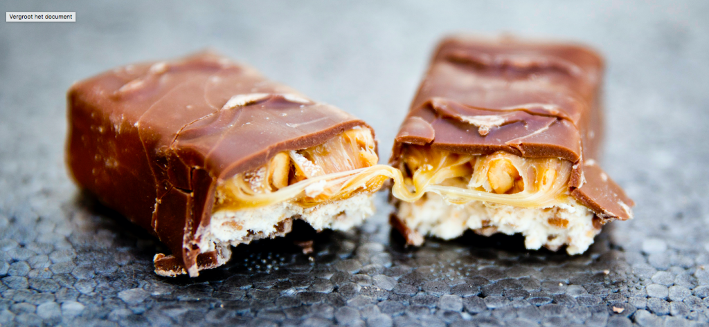 Een 27-jarige man gooide een bijzondere chocoladebar over gevangenismuur in Roermond. De bar bevatte naast pinda's ook hasj.