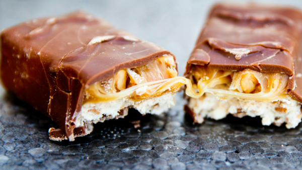 Een 27-jarige man gooide een bijzondere chocoladebar over gevangenismuur in Roermond. De bar bevatte naast pinda's ook hasj.