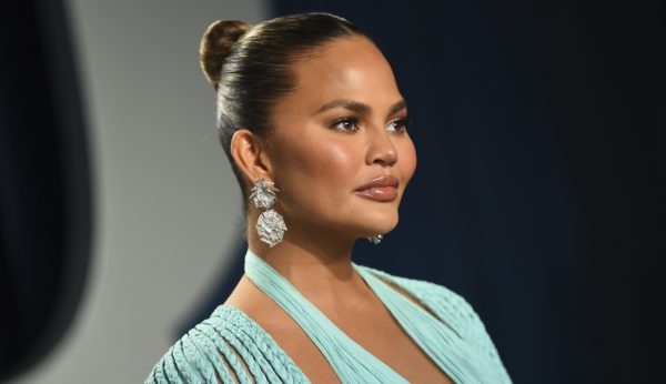 empathische Chrissy Teigen deelt 'ongelofelijk empathische' reactie van dochter op as overleden zoon