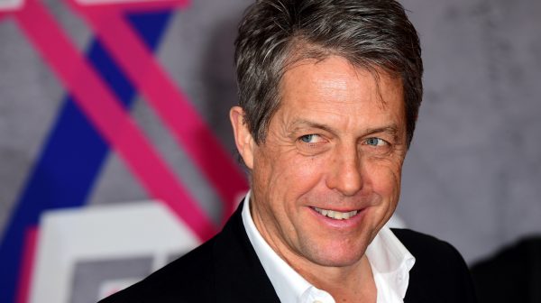 Hugh Grant had 'beschamende symptomen' door corona- 'Poncho van zweet'
