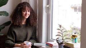 Thumbnail voor Claire (24) kan door ziekte alleen groente en fruit eten: 'Spontaan ergens eten mis ik het meest'