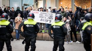 Thumbnail voor ME grijpt in bij (tegen)demonstratie Kick Out Zwarte Piet