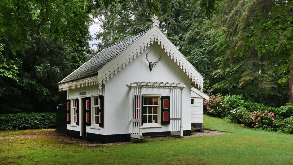 Bieden maar_ koddig huisje voor 'spotprijs' op enorm landgoed in Wassenaar