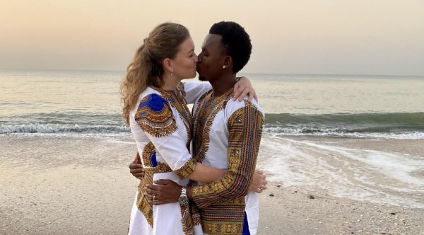 Ezy (30) trouwde deze maand in Gambia zonder haar familie: 'alles is last-minute geregeld'