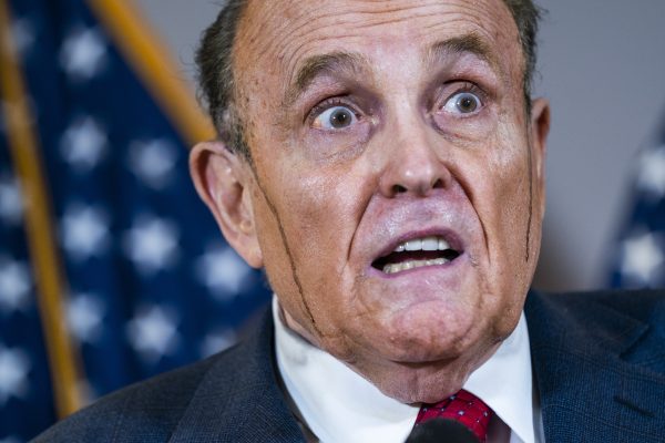 Rudy Giuliani persconferentie zweet haarverf