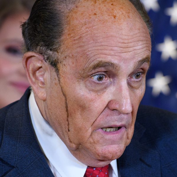 Rudy Giuliani persconferentie zweet haarverf