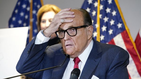 Mooi bruin is niet lelijk: Trump-advocaat Rudy Giuliani zweet live op TV zijn haarverf eraf