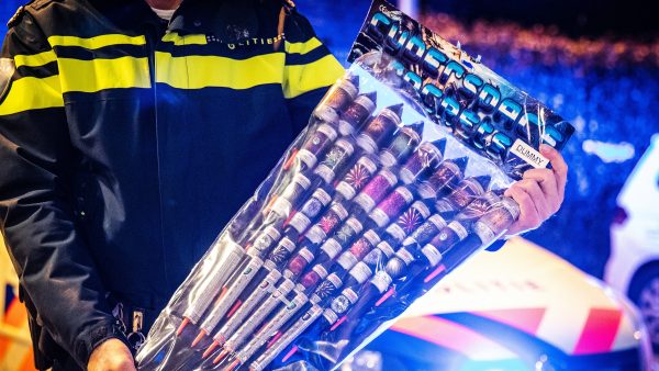 Met de vlam in de pijp_ Rotterdammers scheuren over A16 met 9000 stuks vuurwerk