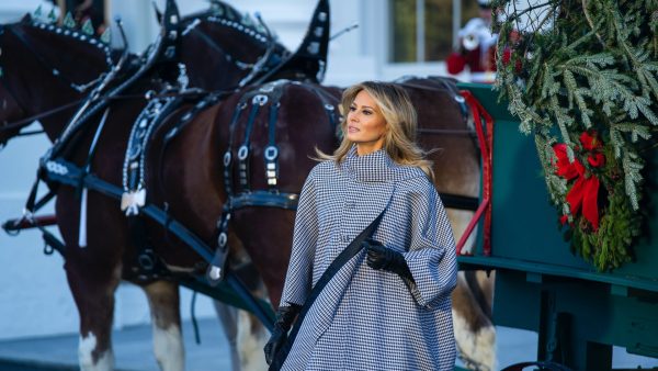 Melania Trump versiert voor de laatste keer de kerstboom in het Witte Huis