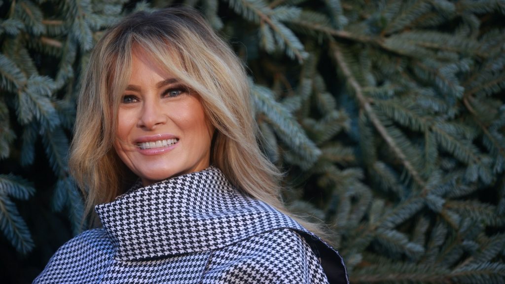 Melania Trump versiert voor de laatste keer de kerstboom in het Witte Huis