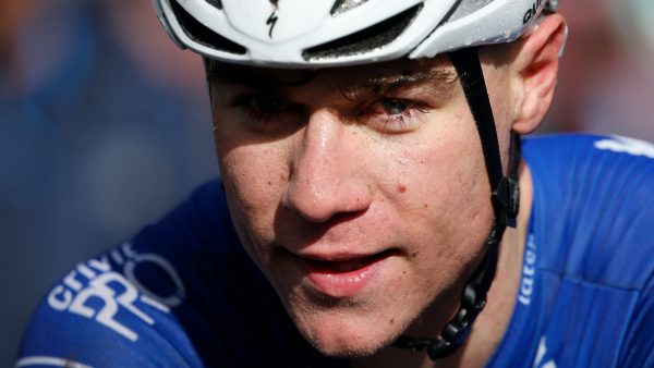 Wielrenner Fabio Jakobsen na horrorcrash weer op de racefiets