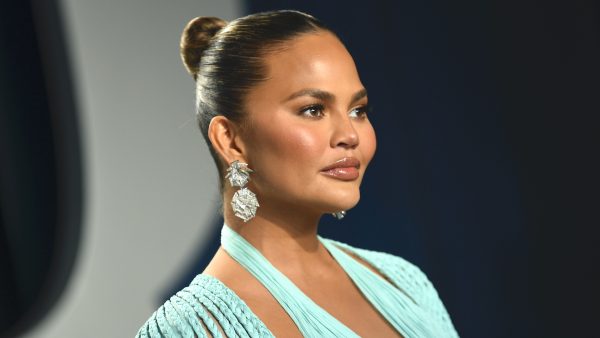 Chrissy Teigen zit in een 'depressief gat' na verlies van kindje