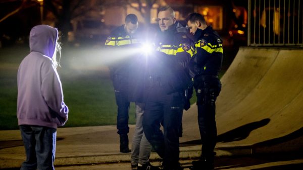 Weer een onrustige avond op Urk: ME grijpt in en tien mensen aangehouden