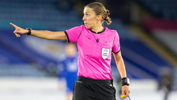 Stéphanie Frappart eerste vrouwelijke scheidsrechter bij Champions League