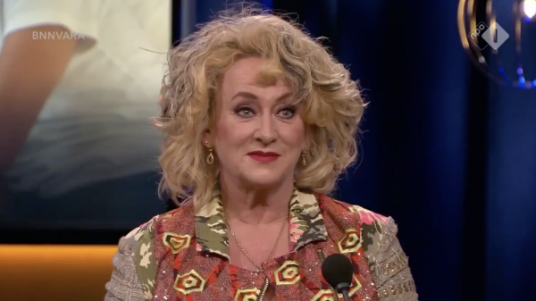 karin bloemen vier handen op een buik op1 talkshow