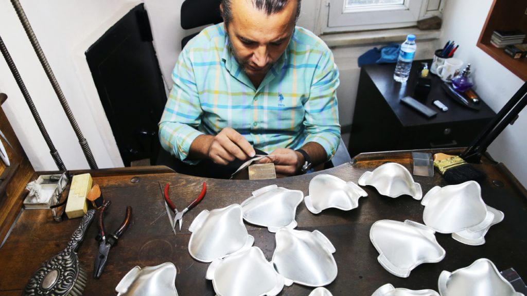 Turkse edelsmid maakt mondkapjes van zilver en goud