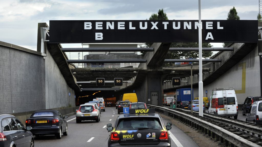 A4 afgesloten vanwege man die door Beneluxtunnel wandelt