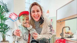 Thumbnail voor Verantwoord reizen: Saskia Weerstand en conducteur-in-de-dop Jeppe (3) laten zien hóe