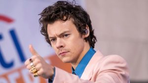 Thumbnail voor Harry Styles reageert op heisa over jurkenshoot van 'Vogue' en Twitter heeft het niet meer