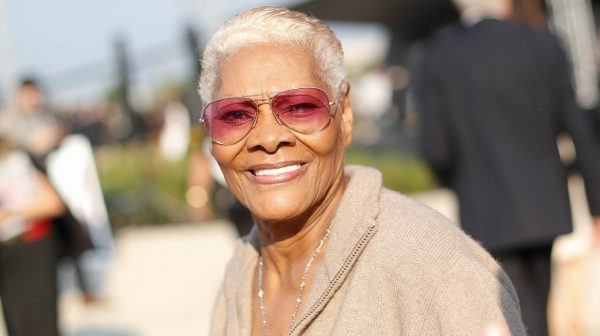 Dionne Warwick snapt niets van sommige artiestennamen en vraagt via Twitter om uitleg
