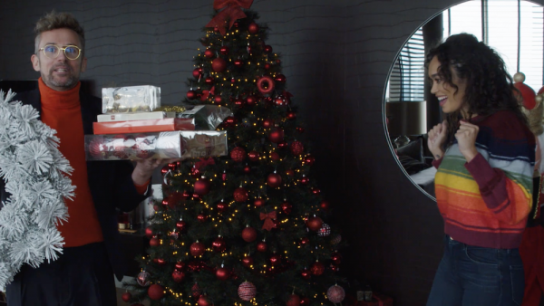 Romy Monteiro in 'Mini kerst make-over': 'Ik vier een week lang kerst'