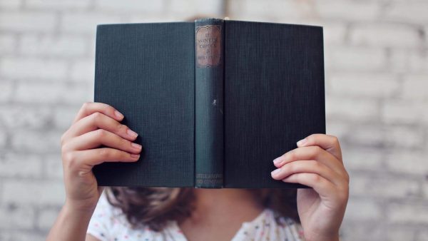 Secretaresse van ziekenhuis leest dossiers van partner's ex, en hij schrijft er een boek over