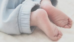 Thumbnail voor Negen jaar cel geëist voor doodschudden baby: 'Hersenletsel als bij val van balkon'