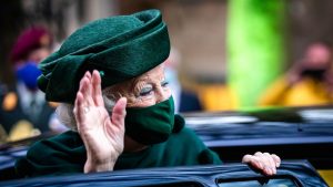Beatrix brengt eerste publieke bezoek sinds zomer in stijlvol tenue met bijpassend mondmasker